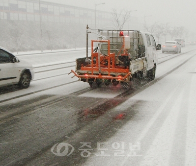 ▲ 유성구청 박종필 주무관이 개발한 염수살포기가 눈 쌓인 도로에서 사용되고 있다.