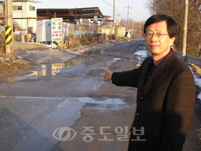 ▲ 맹기주 신방동장이 집중호우때 배수가 제대로 되지 않은 환경사업소 주변 도로를 둘러보고 있다.