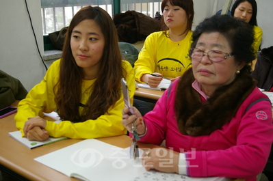 ▲ 서구 노인복지관은 매주 월요일마다 노인들의 정보격차 해소를 위해 휴대폰 활용교육을 실시하고 있다.