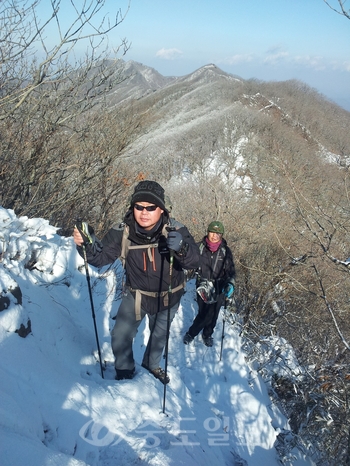 ▲ 등산객들이 눈쌓인 민주지산의 설경을 만끽하며 산을 오르고 있다.