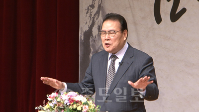 ▲ 배재대 석학교수로 위촉된 이어령 초대 문화부장관이 10일 '용으로 풀어보는 임진년'이라는 주제로 특강을 하고있다.