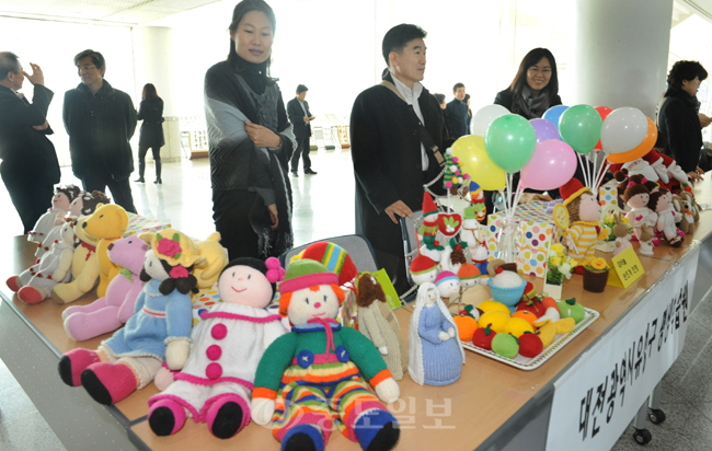 ▲ '2012평생학습 한마당 축제'가 10일 시청대강당에서 열려 600여 명의 시민들이 다양한 동아리 공연을 즐겼다.  김상구 기자 ttiger39@