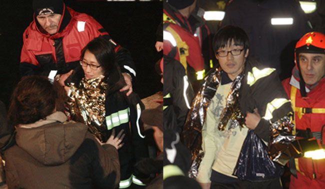 ▲ 14일 이탈리아 기글리오섬 인근에서 죄초돼 선체 일부가 물에 잠긴 채 기울어진 이탈리아 호화 유람선 코스타 콘코르디아호에서 좌초 거의 24시간만에 한국인 신혼부부가 구조됐다. 이탈리아 구조대는 콘코르디아호에서의 생존자 수색 중 한 객실에서 남녀 한 쌍이 살아 있는 것을 발견, 무사히 구조했다. 이 사고로 최소 3명이 사망하고 40여명이 실종됐다. 【포르토 산토 스테파노(이탈리아)=로이터/뉴시스】