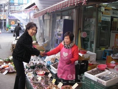 김순남 중앙동장이 남산중앙시장 상인들의 애로점 등을 살피고 있다.