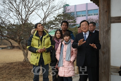 ▲군청 후정을 찾은 태국인 관광객들에게 홍성의 문화유적에 대해 설명하고 있는 김석환 홍성군수. 