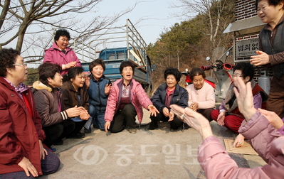 ▲ 정월대보름을 앞두고 태안군내 주요 체험마을들이 다양한 행사를 준비해 관광객들을 유혹하고 있다. 사진은 지난해 이원면 볏가리마을의 정월대보름 행사때 모습.