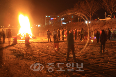 ▲ 사진은 지난해 뱃들공원에서 열린 달집태우기 모습.