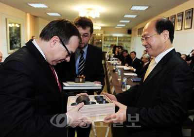 ▲ 구본충 충남도 행정부지사<사진 오른쪽>가 6일 충남도를 방문한 레시엑 보이타시악(Leszek Wojtasiak, 왼쪽) 폴란드 비엘코폴스카주 부지사에게 기념품을 전달하고 있다.