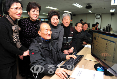 ▲ 중구 정보화 실버봉사대 나희식<사진 가운데> 회장과 회원들이 6일 중구청 정보화교육장에서 컴퓨터를 다루고 있다. [사진제공=중구청]