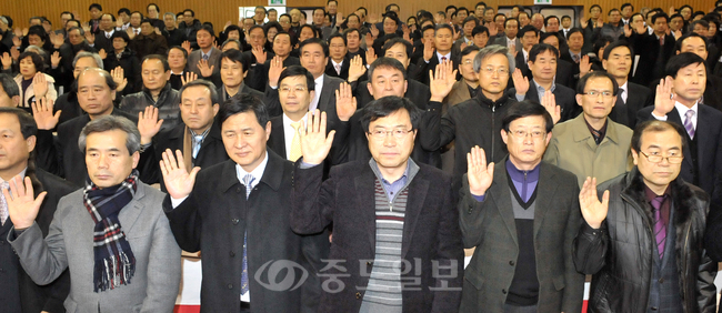 ▲ 대전지역 초·중·고 교장단 학교폭력 추방 결의대회가 8일 오후 대전교육과학연구원 2층 강당에서 열려 참석자들이 학교폭력추방 결의를 다지는 선서를 하고 있다. 손인중 기자