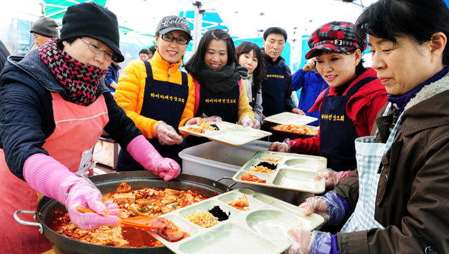 ▲ 독거노인과 노숙자를 위한 '불우이웃 사랑의 밥차' 행사가 지난 11일 대전역 동광장에서 열려 현대해상 긴급출동서비스 하이카 대전상조회 회원과 자원봉사자들이 급식봉사활동을 벌이고 있다. 이민희 기자 photomin@