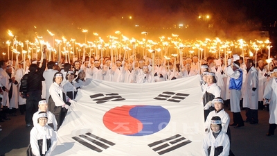 ▲ 3·1 독립만세운동을 전국으로 확산시킨 천안 아우내 독립만세운동을 기념하는 봉화제가 오는 29일 유관순 열사 기념관 일원에서 펼쳐진다. 사진은 지난해 봉화제 모습.