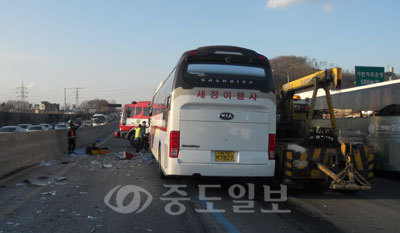 ▲ 경부고속도로 7중 추돌사고 현장 모습. [사진제공=충남지방경찰청 고속도로 순찰대]