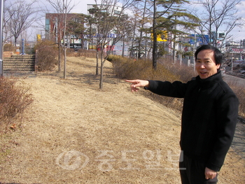 ▲ 김두환 문성동장이 올해 천안초등학교 인근 공원에 무궁화 단지를 조성해 도시미관은 물론 주민의 애국·애향심을 높일 계획이라고 밝혔다.