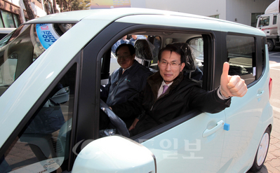 ▲ 이완섭 서산시장은 지난 20일 동희오토를 방문해 전기차 레이의 생산라인을 시찰했다.