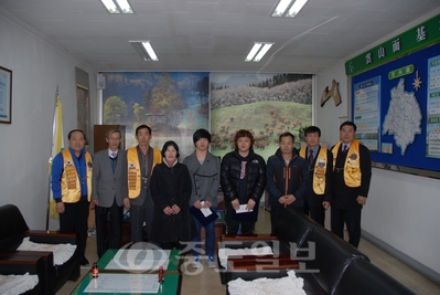 ▲ 운산라이온스클럽(회장 김영수)은 24일 운산면사무소를 방문, 형편이 어려운 대학신입생 2명에게 장학금을 전달했다. ▲ 운산라이온스클럽(회장 김영수)은 24일 운산면사무소를 방문, 형편이 어려운 대학신입생 2명에게 장학금을 전달했다.