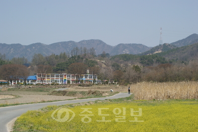 ▲ 서대산 자락에 자리 잡고 있는 아토피 안심학교인 상곡초등학교 모습.