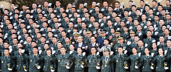 ▲ 육·해·공군 신임장교 합동 임관식이 28일 계룡대에서 열려 이명박 대통령과 임관식을 마친 신임장교들이 파이팅을 외치며 기념촬영을 하고 있다.  계룡=이민희 기자 photomin@