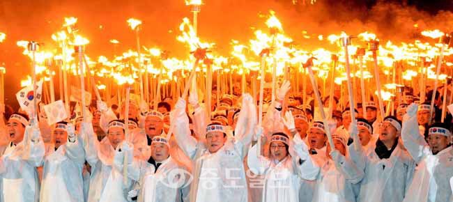 ▲ 3ㆍ1운동 제93주년기념 아우내 봉화축제가 29일 저녁 유관순열사 사우에서 열려 참석자들이 횃불을 들고 거리행진을 하고 있다. 천안 병천=손인중 기자 dlswnd98@