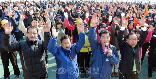 ▲ 자유선진당은 1일 대전 서구 갈마동 사이클경기장에서 대전지역 4ㆍ11총선 출마 예비후보 및 당원 1000여명이 참석한 가운데 봄맞이 자연보호 캠페인을 가졌다. 손인중 기자 dlswnd98@
<br /> 