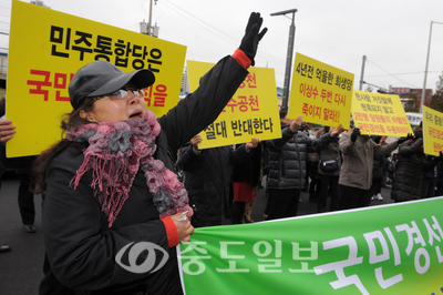 ▲ 5일 오후 서울 여의도 민주통합당 영등포당사에서 공천심사에 반발한 이상수 전 노동부장관 지역구 지지자들이 시위하고 있다.[뉴시스 제공]