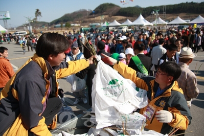 ▲ 지난해 묘목축제 중 묘목나눠주기 행사모습.