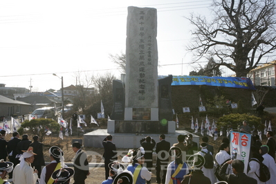 ▲ 당진군 면천면의 학생운동 기념탑에서 만세운동을 재현하고 있는 모습.