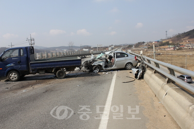 ▲ 지난 10일 오전 10시 9분께 홍성 구항면 오봉리의 한 도로상에서 승용차와 화물차가 충돌, 2명이 사망했다.