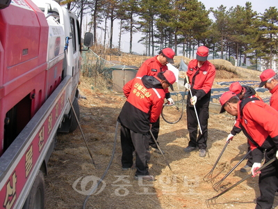 ▲ 관평동 보덕봉에서 대기 중이던 유성구 산불진화대원들이 산불발생시 진화요령을 시범해보이고 있다.