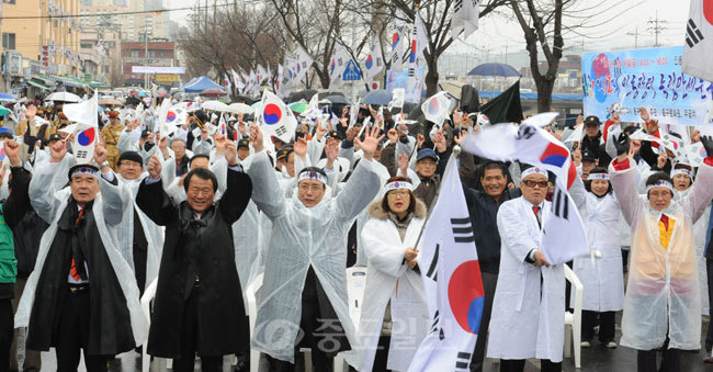 ▲ 대전동구 인동 장터 3ㆍ16 독립 만세 운동 재현행사가 지난 16일 오후 2시 인동쌀시장 일원에서 주민 등 500여 명이 참여한 가운데 열려 태극기를 손에 들고 대한독립만세를 외치고 있다. 김상구 기자