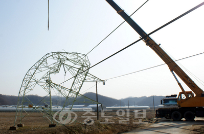 ▲ 지난 19일 아산시 배방읍 세교리에서 55m 높이의 강관주 송전탑이 부러져 인근 100여m 떨어진 25m의 높이의 송전탑이 플라스틱처럼 휘어진 가운데 한국전력공사가 20일 오전부터 복구작업을 벌이고 있다. [뉴시스 제공]