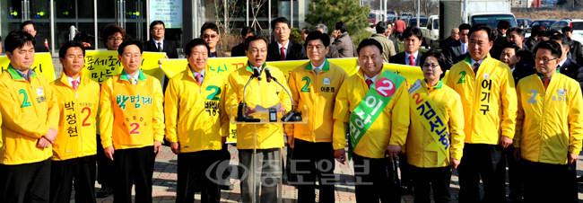 ▲ 이해찬 전 국무총리 국회의원 출마 기자회견이 20일 오후 연기군 행복도시건설청 앞에서 열려 이해찬 전 국무총리가 인사말을 하고 있다. 손인중 기자 dlswnd98@
<br /> 