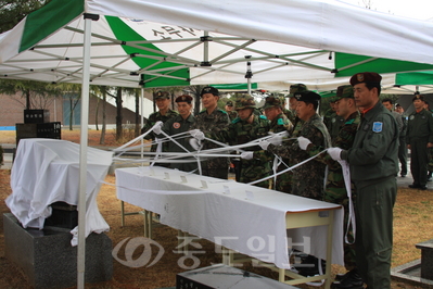 ▲ 육군항공학교장과 부대 주요 직위자들이 3비행대 11만시간 무사고비행 기념탑 제막식을 하고 있다.