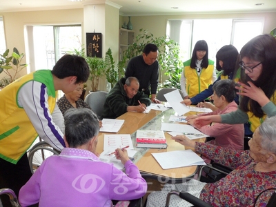 ▲ 금산산업고 봉사동아리 '비단골 나사봉 삼육오' 회원 학생들이 인삼골 건강마을에서 노인들에게 한글을 가르치고 있다. 