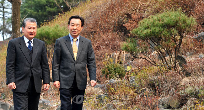 ▲ 윤경로<사진 오른쪽> 이사장과 오대영 남대전고 교장이 교정을 거닐며 재단과 학교의 발전방향에 대한 얘기를 나누고 있다.