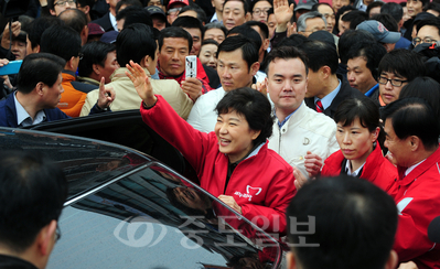 ▲ 박근혜 위원장이 지난달 30일 대전역에서 시민들과 인사를 나누고 있다. 손인중 기자