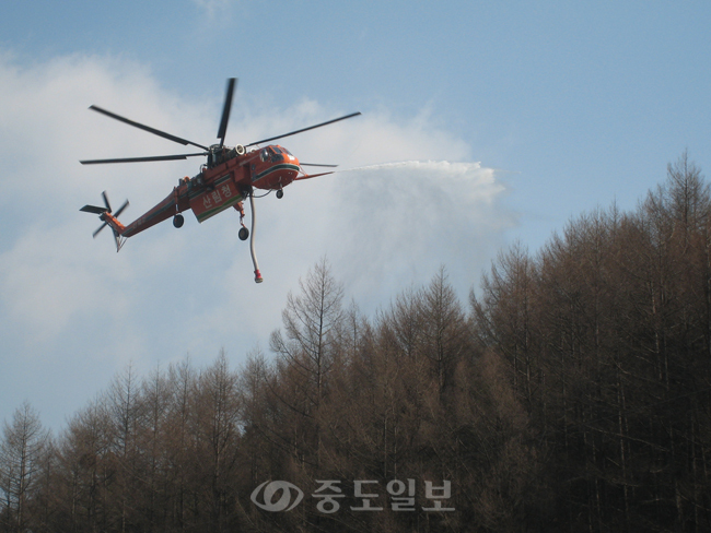 ▲ 우리나라 국토의 64%를 차지하는 산림에서 매년 500여 건의 크고 작은 산불이 발생되고 있다. 사진은 산림청이 헬기 진화작업을 하는 모습.