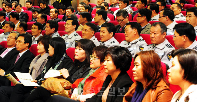 ▲ 학교폭력 근절을 위한 국민과의 간담회가 3일 천안박물관에서 열려 조현오 경찰청장을 비롯한 경찰, 학부모들이 참석해 학교폭력 예방에 대한 토론회를 갖고 있다. 천안=이민희 기자 photomin@