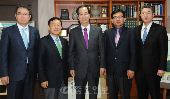 ▲ 한덕수 한국무역협회 회장이 6일 오후2시 본사를 방문, 환담을 나눈뒤 중도일보의 발전을 기원하며 기념촬영을 하고 있다<왼쪽부터 유영돈 편집국장, 김원식 중도일보사장, 한덕수 한국무역협회장, 백운석 부국장, 이종웅 무역협회 대전충남지부장>. 김상구 기자