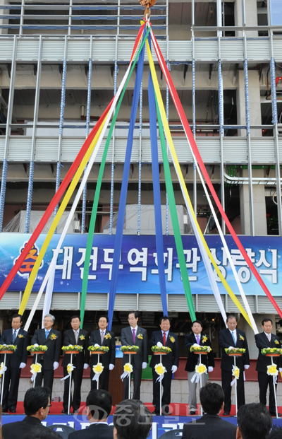 ▲ 지난 6일 오전 대전 서구 월평동에서 한덕수 한국무역협회장과 염홍철 대전시장 등 관계자들이 참석한 가운데 대전지역 무역의 메카가 될 대전무역회관 상량식이 있었다. 김상구 기자 ttiger39@