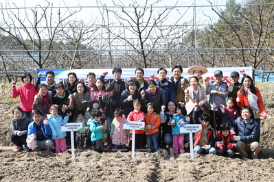 ▲지난 7일 유성구 신성동 농장부지에서 열린 다문화 이주여성과 함께하는 농촌문화체험 봉사활동에 참가한 농협 정부대전청사지점 및 조달청 봉사동호회 직원들이 환한 웃음을 짓고 있다. [사진제공=조달청]