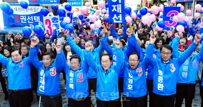 ▲ 7일 대전지역 지원유세에 나선 자유선진당 이회창 전 대표와 당지도부를 비롯한 후보자들이 만세를 하며 총선승리를 다짐하고 있다. 이민희 기자