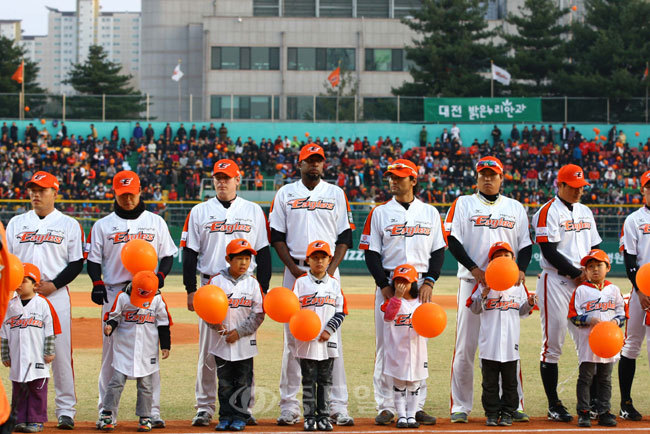 ▲ 한화이글스는 11일 청주구장에서 열린 2012 팔도프로야구 두산과의 경기 시작전에 아이들과 함께 사진을 촬영했다. [사진제공=한화이글스]