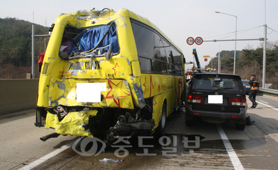 ▲ 15일 오전 8시 42분께 당진 사기소동 서해안고속도로 하행 254.4㎞ 부근에서 9중 추돌사고가 발생했다. [사진제공=당진소방서]