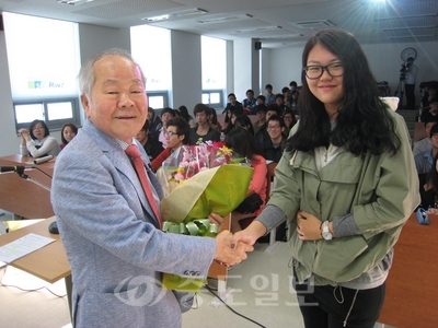 ▲ 이인구 계룡건설 명예회장은 17일 아산 순천향대에서 '오늘의 경제 시련과 극복, 미래상'이란 주제로 특별강연을 가졌다.