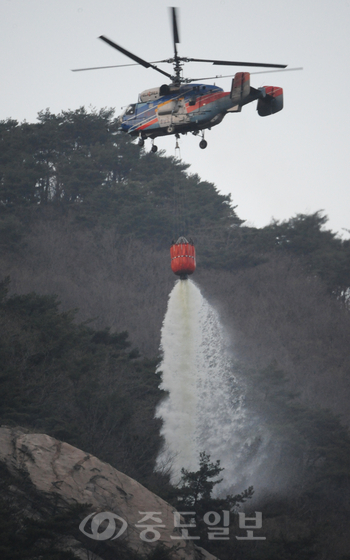 ▲17일 오후 3시 30분께 공주시 국립공원 계룡산 동학사 뒤편 문수암 700m 부근에서 산불이 발생한 가운데 산림청 산불진화헬기가 투입돼 진화작업을 벌이고 있다. 계룡산=김상구 기자