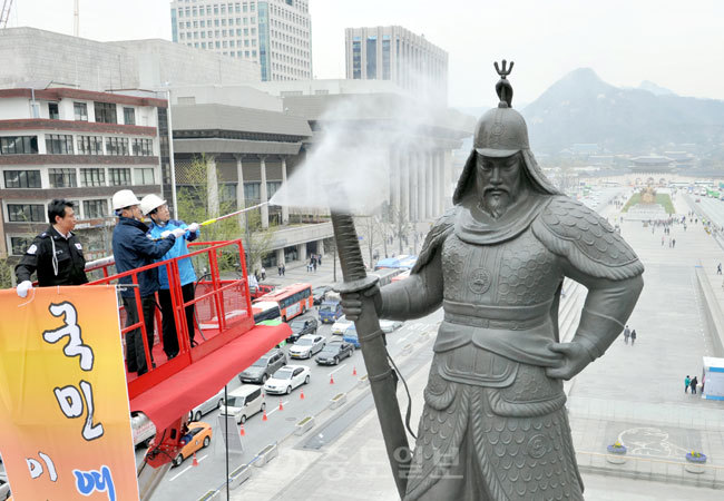 ▲ 18일 오후 서울시와 아산시 공동주최로 서울 광화문광장에서 이순신장군 동상 친수식이 열린 가운데 박원순 서울시장과 복기왕 아산시장이 물을 뿌리고 있다. 이날 행사는 임진왜란 발발 420년이 되는 2012년 임진년을 맞아 충무공 이순신 장군 탄신 제467주년과 제51회 아산성웅이순신축제를 기념해 이순신 장군이 어린시절을 보낸 현충사 옛집 우물물로 친수식이 진행됐다. [사진=뉴시스 제공]