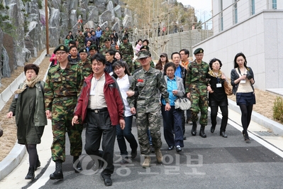 ▲영동 육군종합행정학교가 부모님과 함께 하는 면회ㆍ외출제도를 시행해 큰 호응을 얻고 있다.