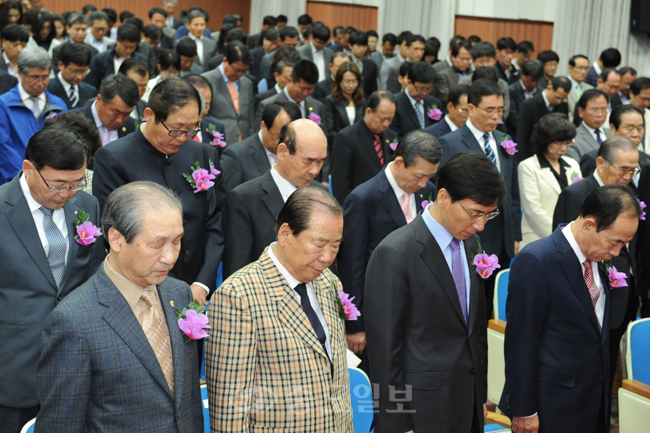 ▲ 4ㆍ19혁명 52주년을 맞은 19일 오전 11시 충남도청 대강당에서 유공자와 희생자 유족등이 참석해 기념식이 열린렸다. 참석자들이 이땅의 민주화를 위해 희생하신 분들에 대해 묵념을 하고 있다. 김상구 기자 ttiger39@