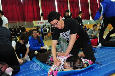 ▲백석대학교 스포츠과학부 학생들이 노인들에게 스포츠마사지를 하고 있다.